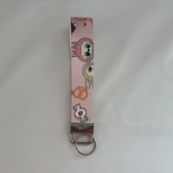 🆕 Pink Keychain with Cute Character Design
Labubu - Picture 2 of 4